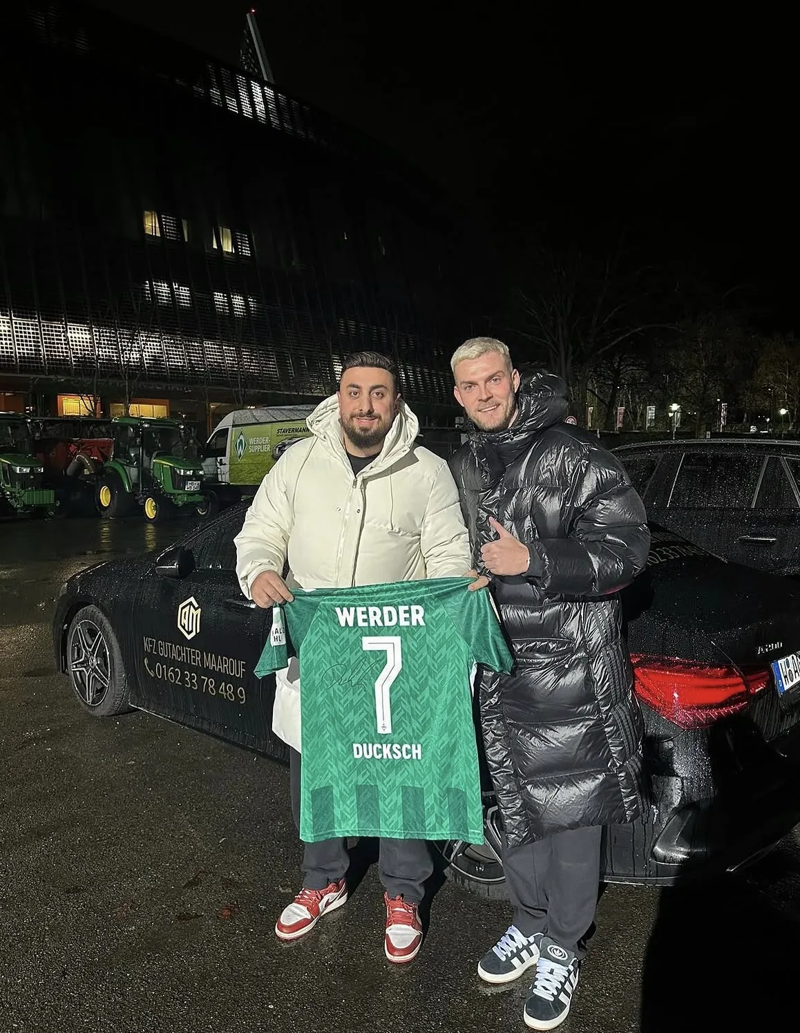 Ahmed Maarouf, Kfz-Sachverständiger, vor dem Firmenfahrzeug