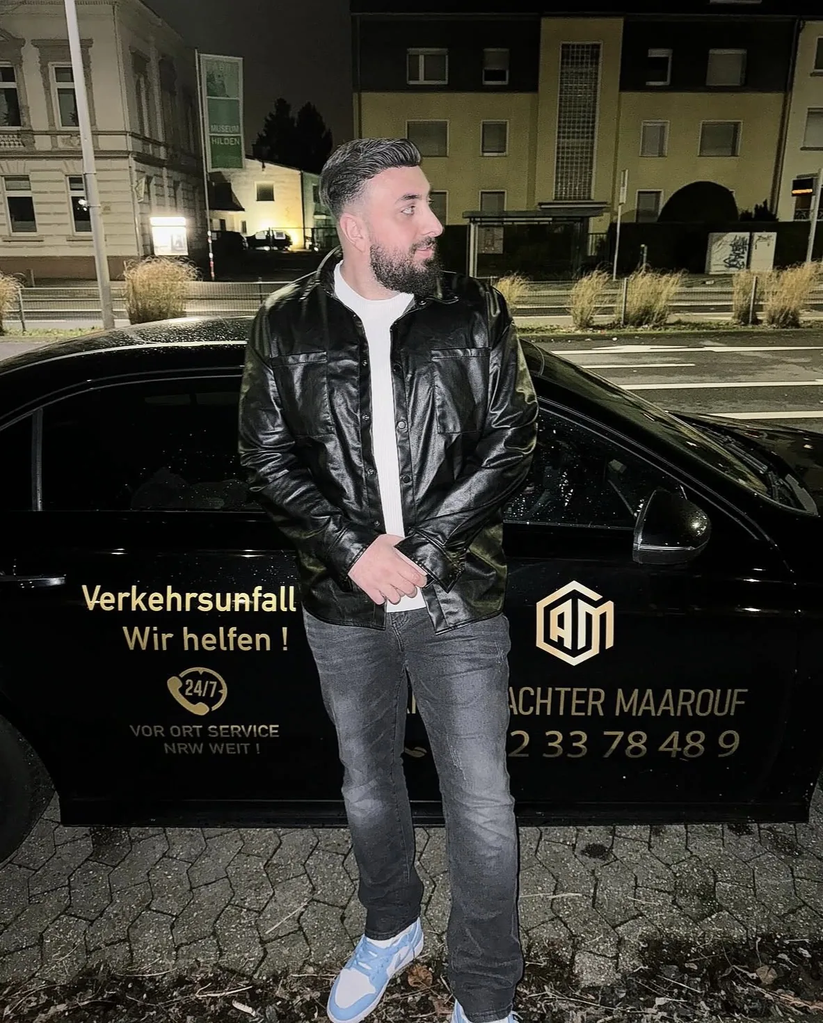 Ahmed Maarouf, Kfz-Sachverständiger, vor dem Firmenfahrzeug