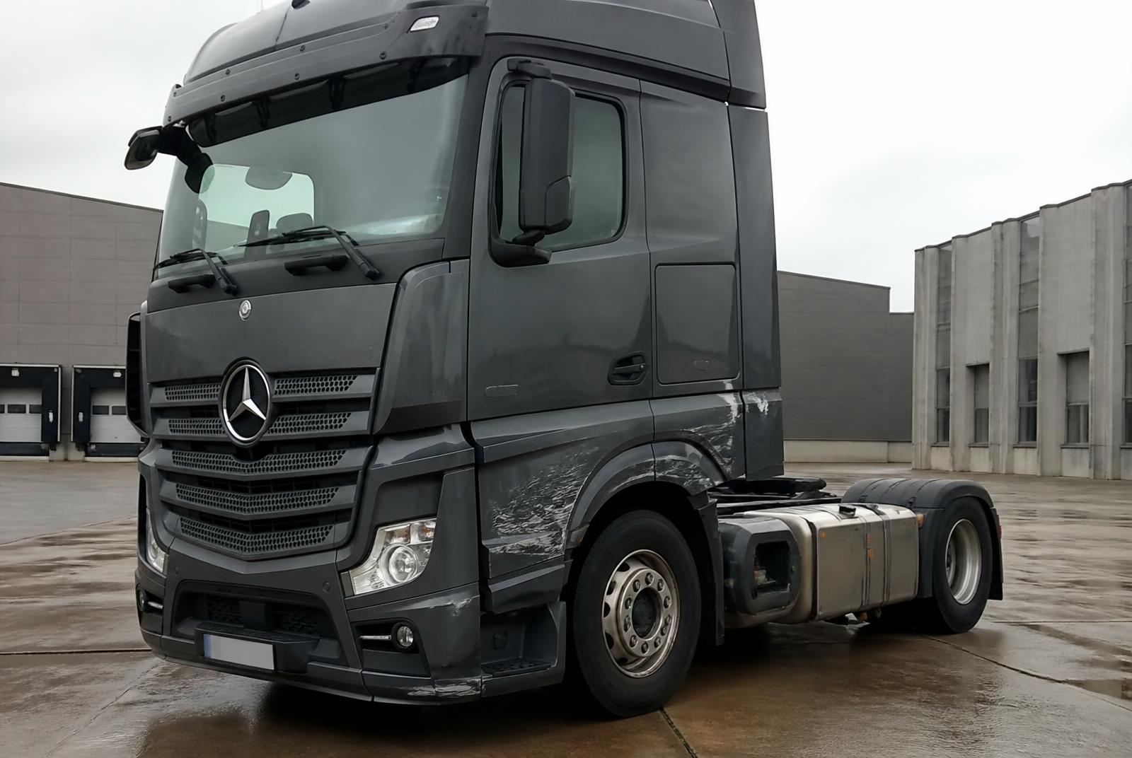 Mercedes-Lkw mit Streifschaden an der Kabine
